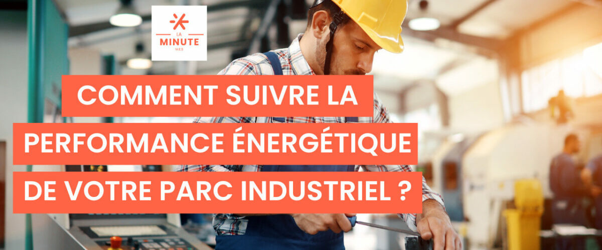 Technicien industriel analysant une machine pour suivre la performance énergétique du parc de production.