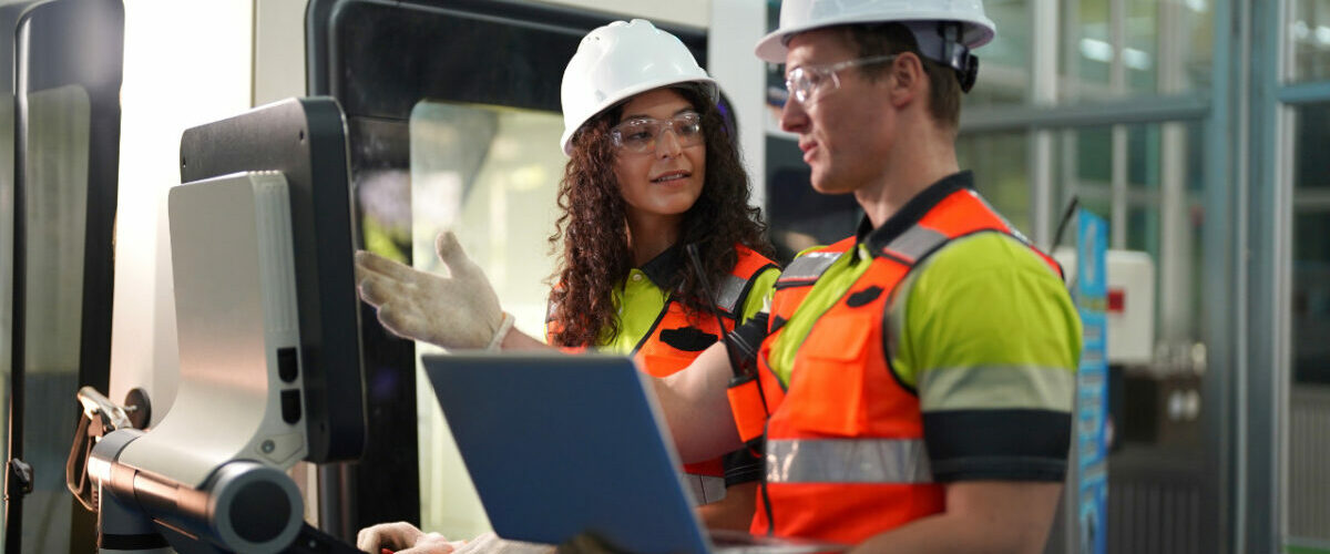 Deux collaborateurs utilisent un logiciel MES dans un atelier industriel