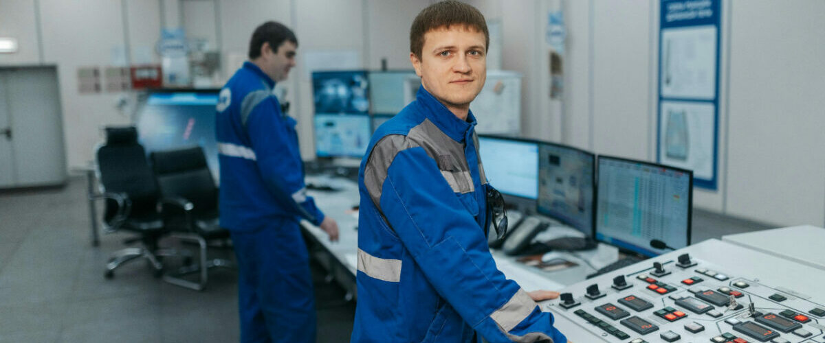 Opérateur industriel supervisant des écrans de contrôle illustrant l’analyse et le suivi des données qualité en usine.